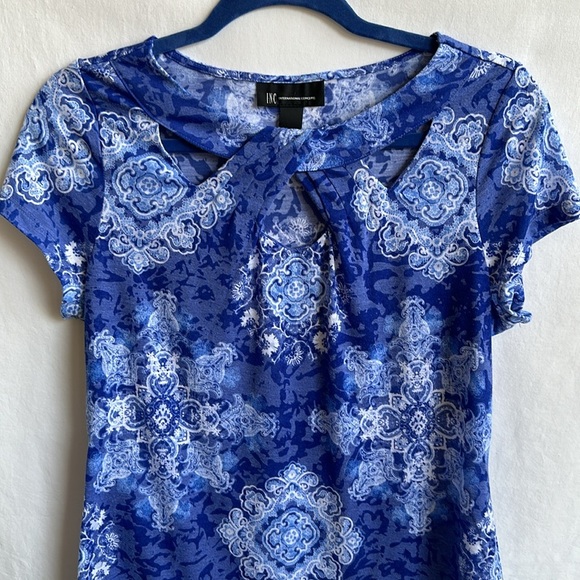 INC International Concepts blue and white print cutout top, size L - Picture 2 of 7